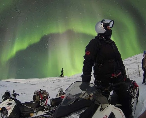 Schneemobil-Tour ab Rovaniemi mit Nordlichtbeobachtung mit Arctic Lifestyle Lapland.