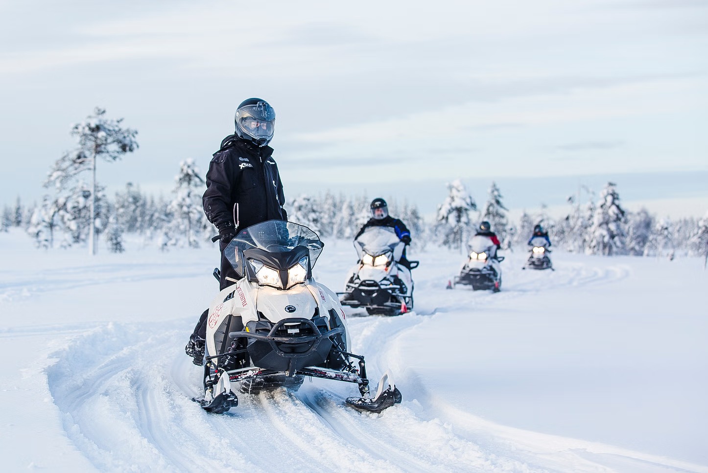 Geführte halbtägige Schneemobil-Tour von Rovaniemi mit Arctic Lifestyle Lapland.