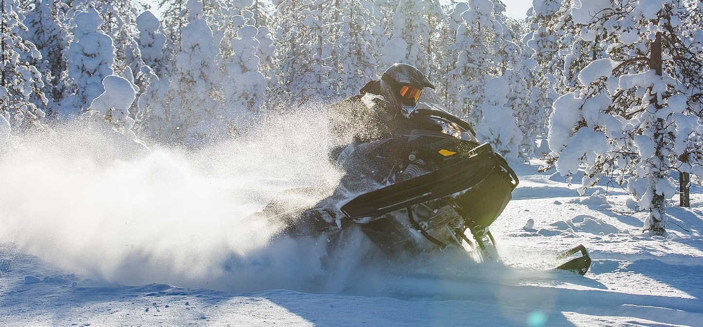 Geführte halbtägige Schneemobil-Tour von Rovaniemi.