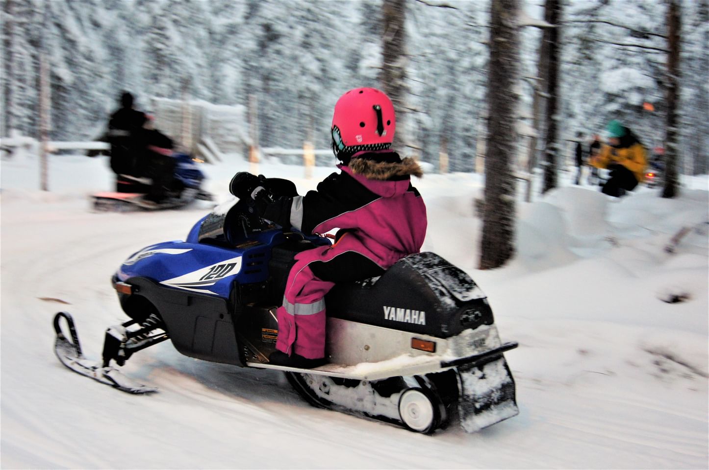 Geführte Schneemobil-Familientour ab Rovaniemi mit Heißgetränken & Snacks mit Arctic Lifestyle Lapland.