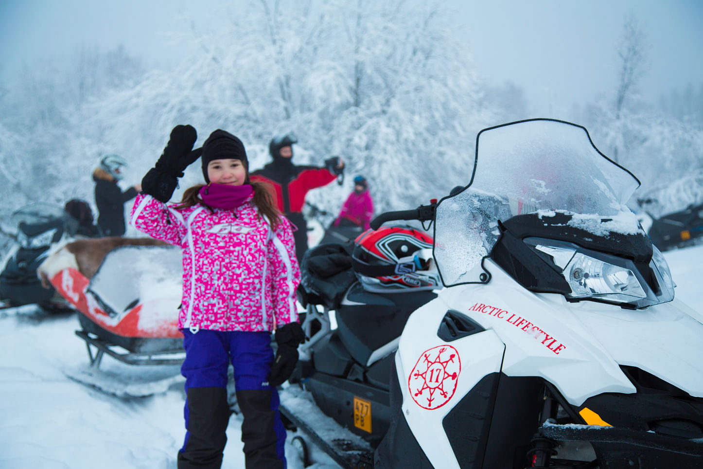 Geführte Schneemobil-Familientour ab Rovaniemi mit Heißgetränken & Snacks.