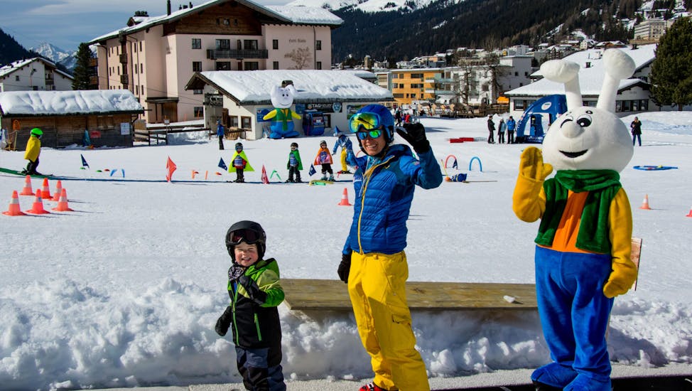 Un enfant rigole pendant les cours de ski pour enfants "Bünda" (4-7 ans) pour les débutants de l'école de ski suisse de Davos.