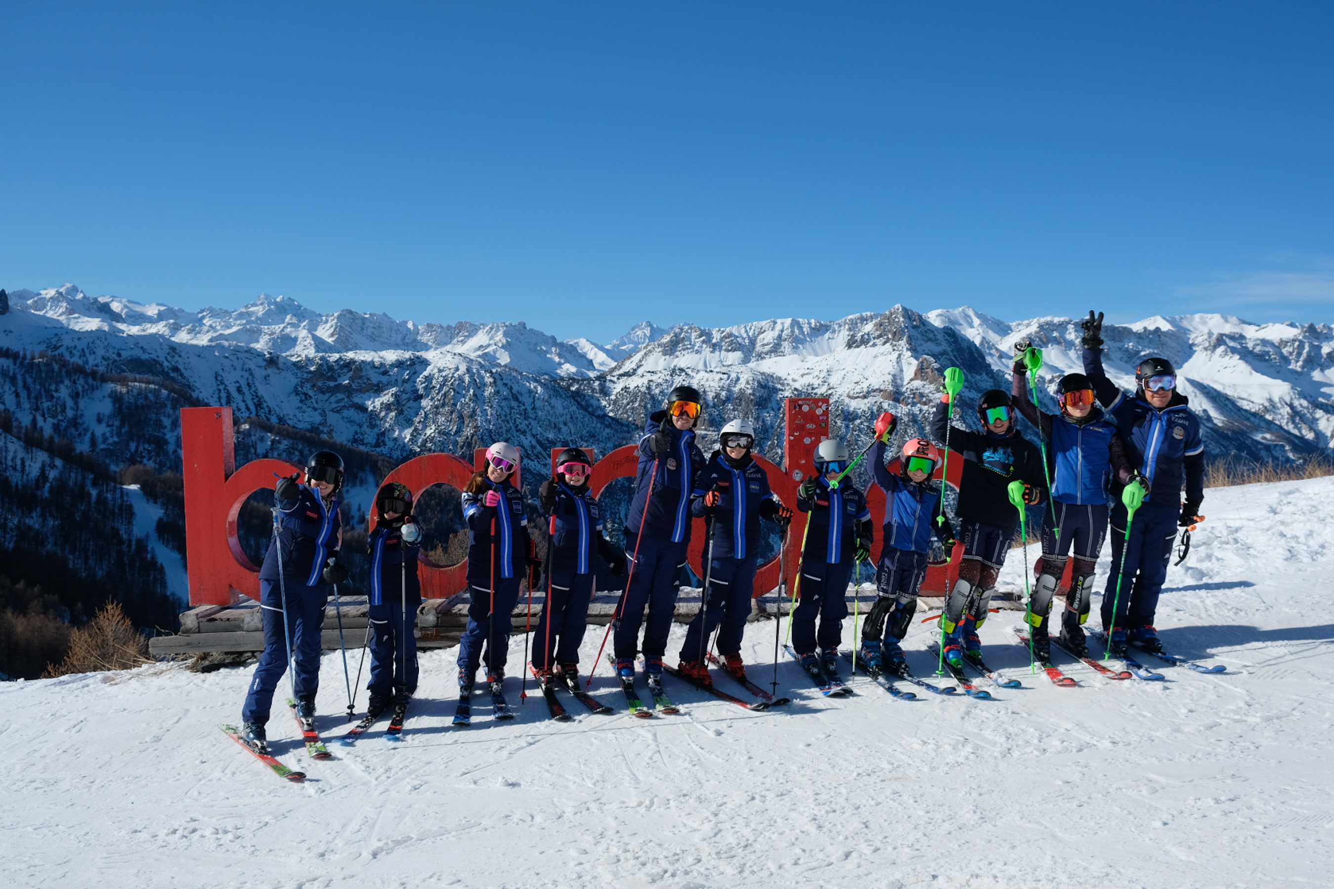Cours de ski pour enfants (5-13 ans) pour intermédiaires avec École de ski Lancia Project Bardonecchia.