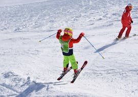 Ein Kind übt das Skifahren während des privaten Kinder-Skikurses aller Levels mit der Skischule Snowsports Westendorf.
