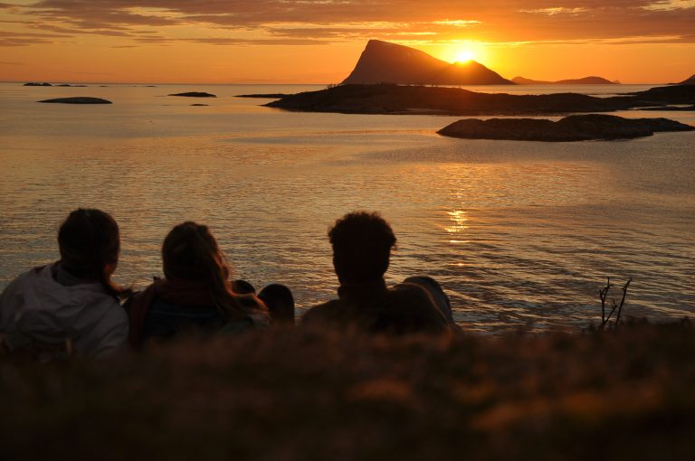Privé middernachtzon tour naar Sommarøy met wandeltocht, warme drankjes & foto's met Northern Norway Travel Tromsø.