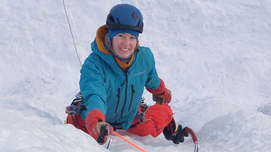 Arrampicata sul ghiaccio (per tutti i livelli) ad Abisko con pick-up con Abisko Adventure.