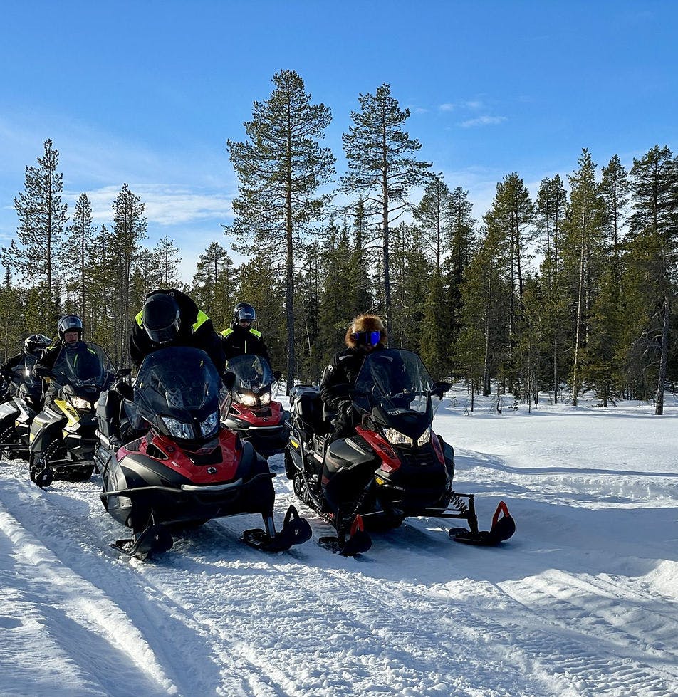 Tour in motoslitta da Kiruna con bevande calde e dolci tradizionale con Paradise Lapland Kiruna.