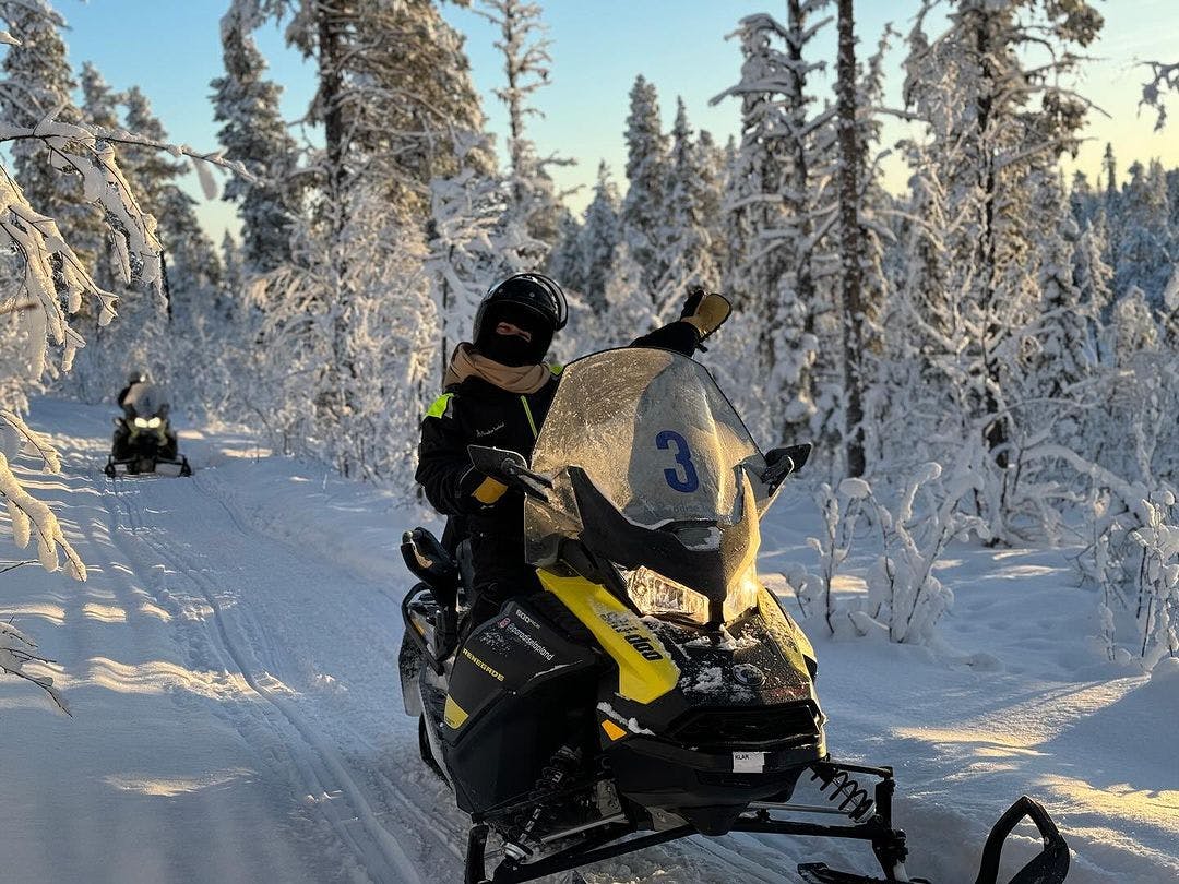 Tour in motoslitta da Kiruna con bevande calde e dolci tradizionale.