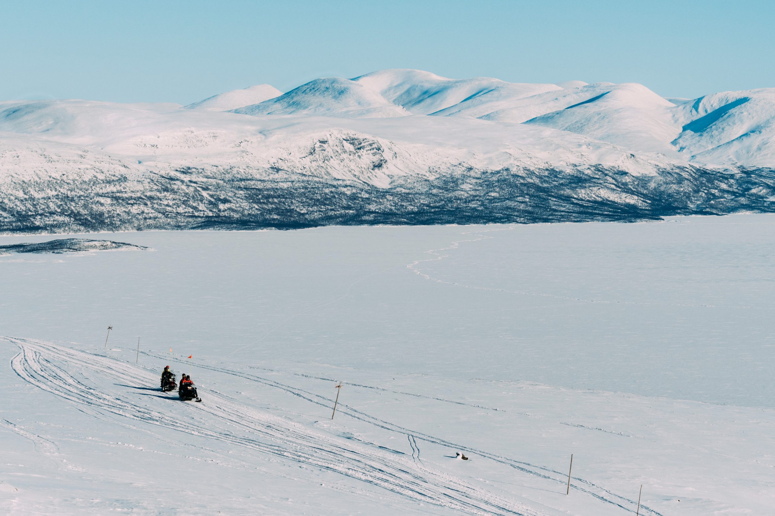 Halbtägige Schneemobil-Tour von Abisko nach Låktatjåkko mit Waffeln mit Outback Abisko.