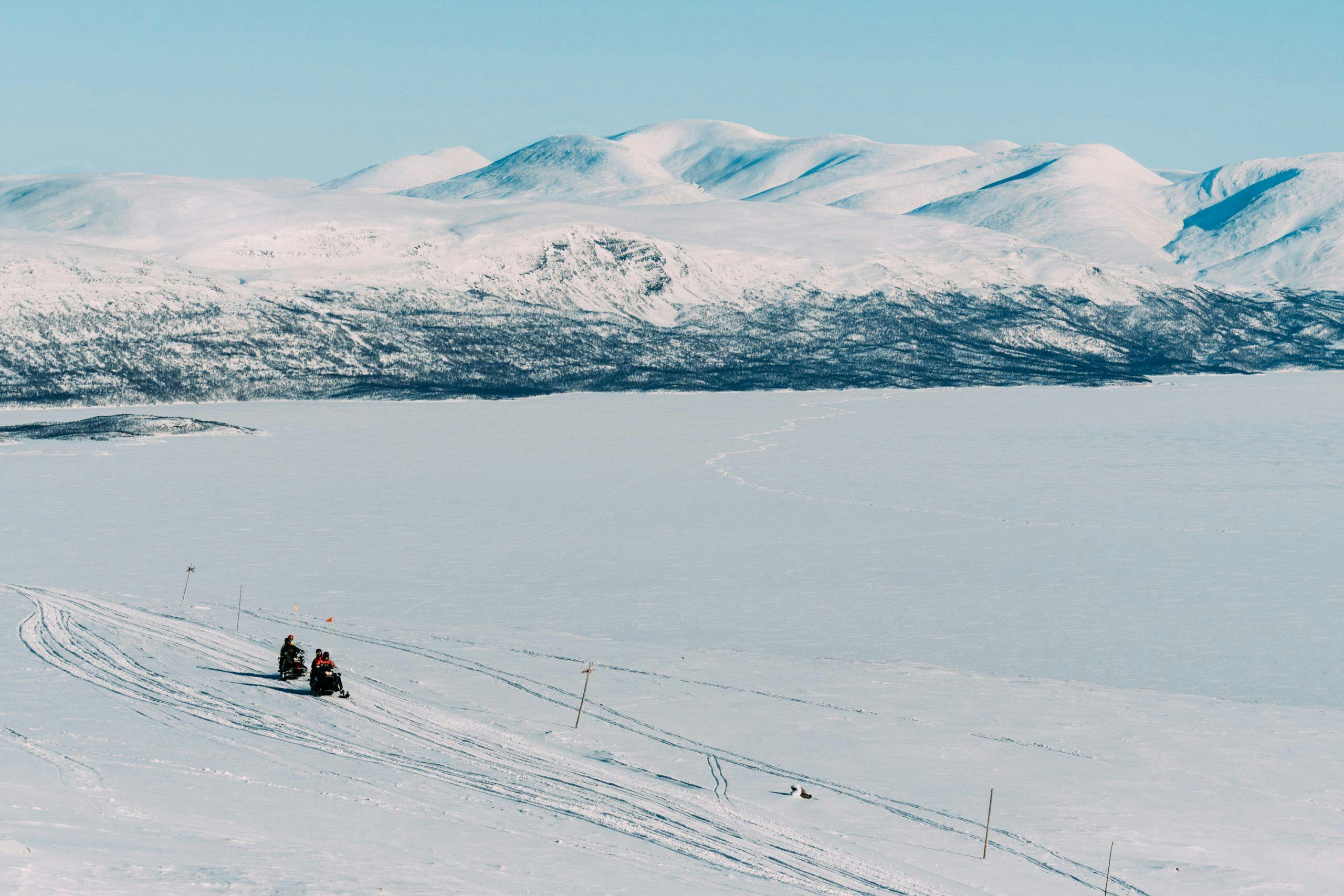 Tour de medio día en moto de nieve desde Abisko a Låktatjåkko con gofres con Outback Abisko.