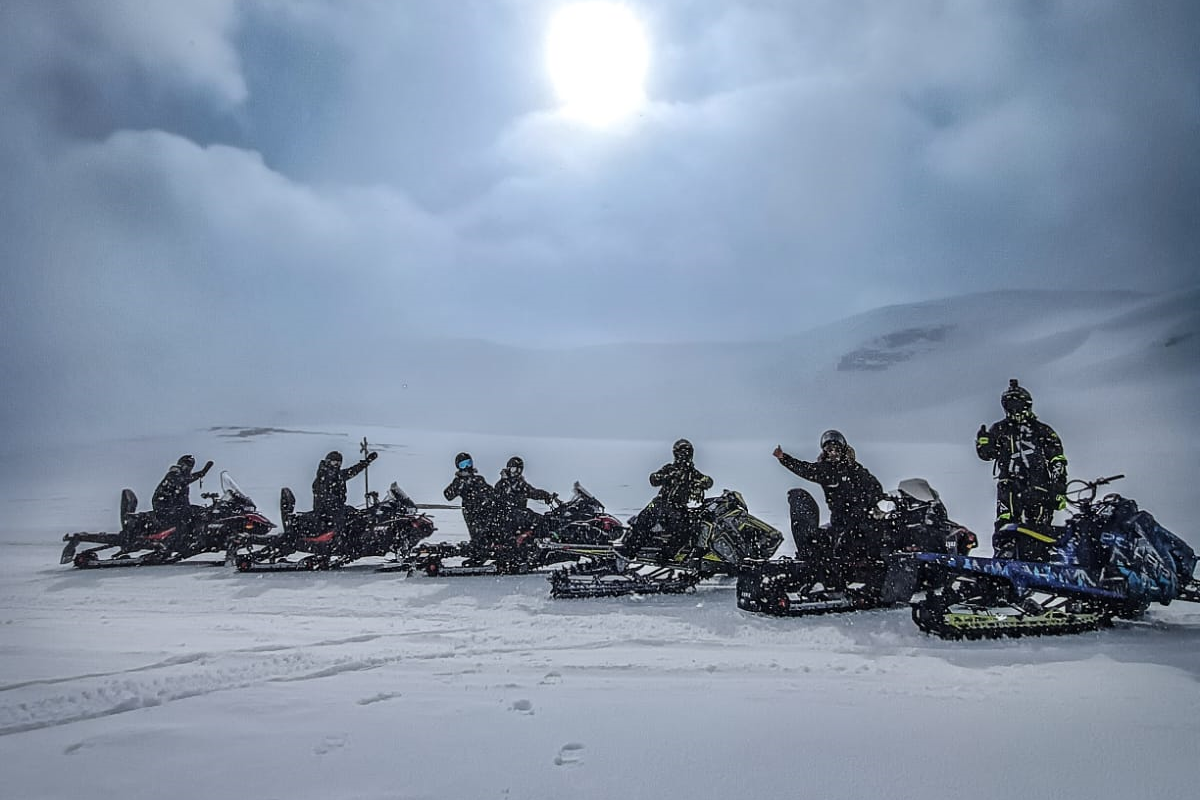Ganztägige Schneemobil-Tour zum Abisko-Nationalpark mit lokalem Mittagessen mit Outback Abisko.