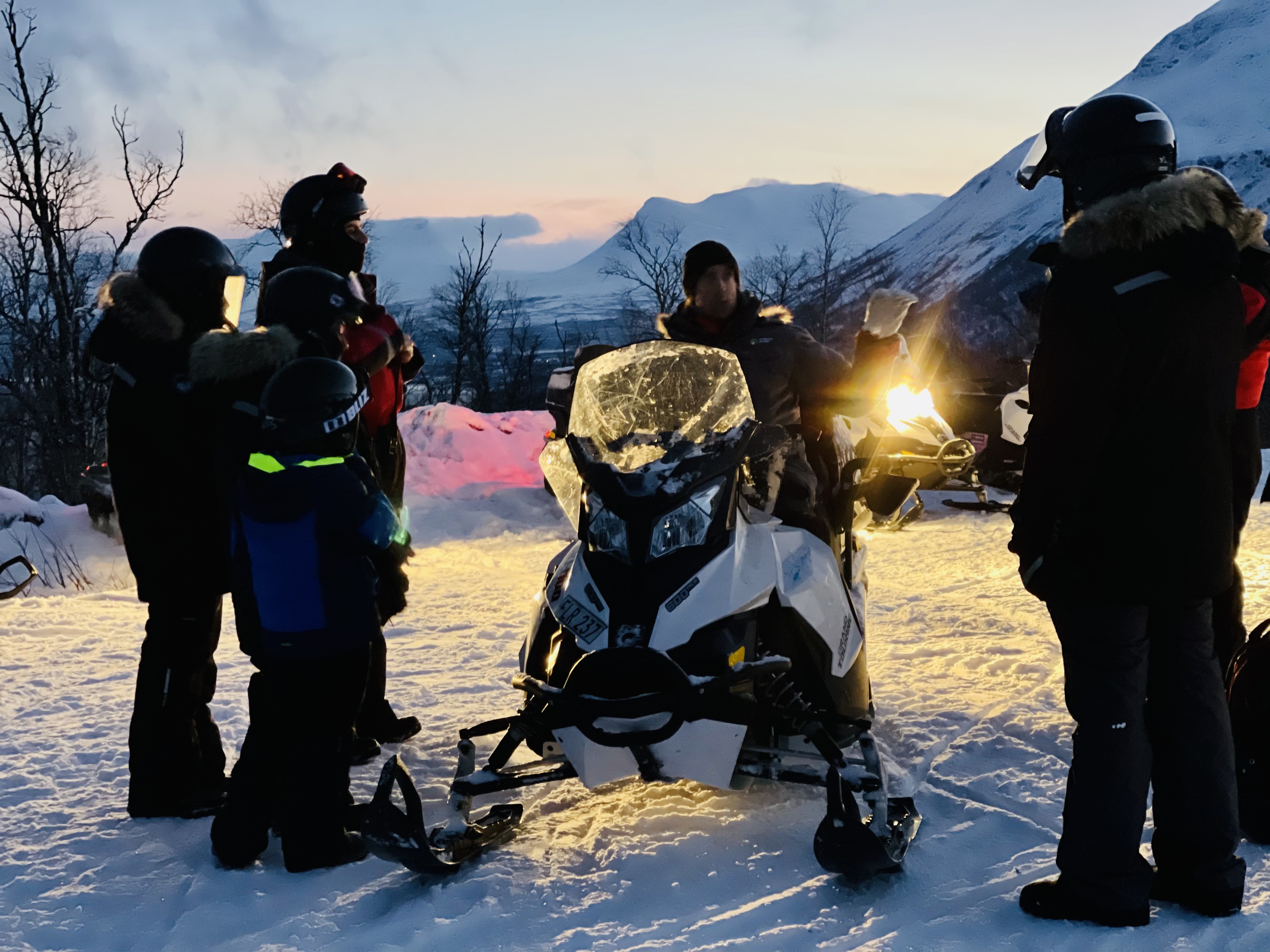 Schneemobil-Tour von Abisko nach Björkliden mit Snacks.