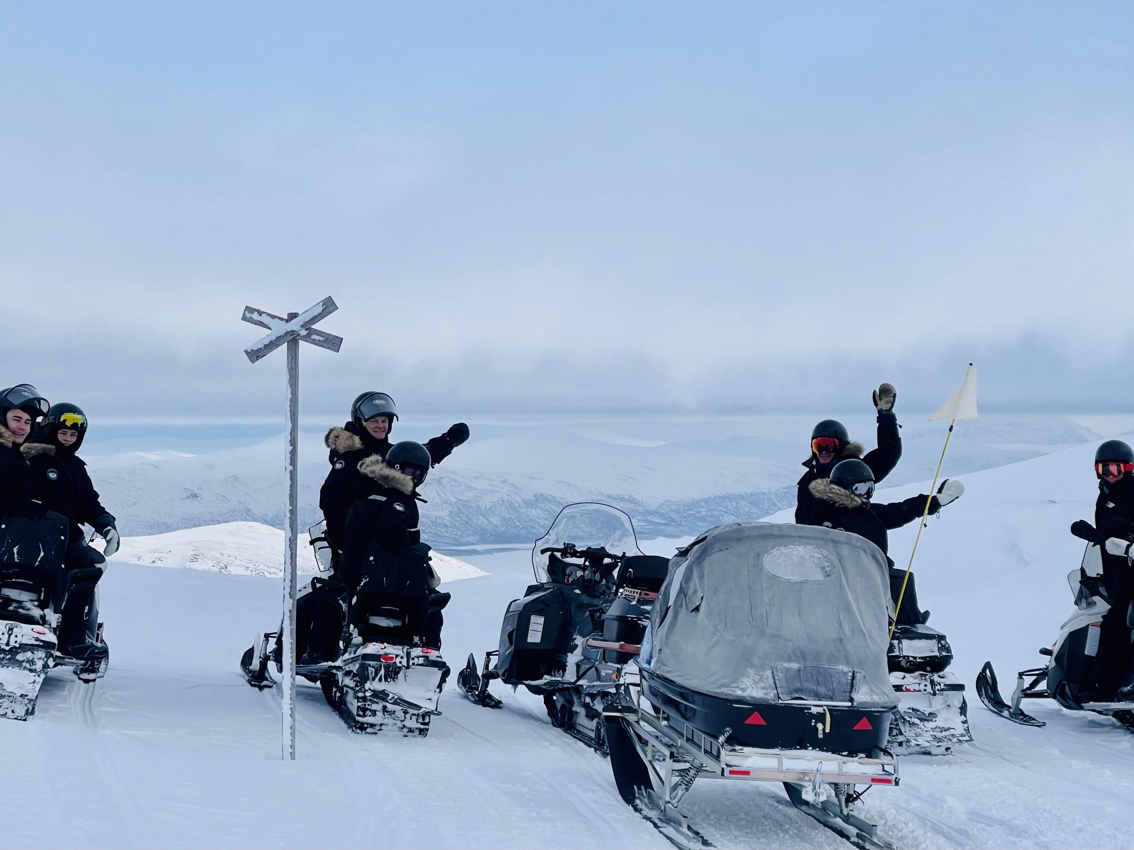 Schneemobil-Tour von Abisko nach Björkliden mit Snacks.