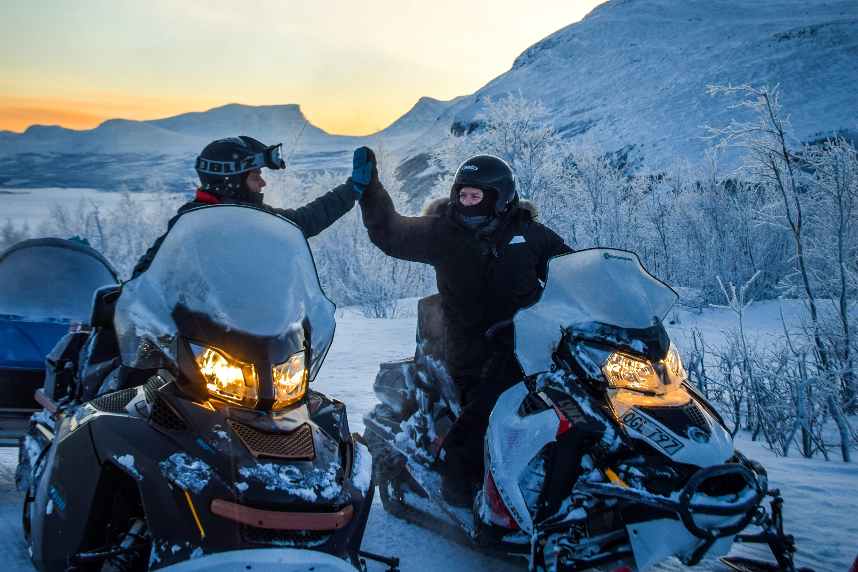 Schneemobil-Tour von Abisko nach Björkliden mit Snacks mit Outback Abisko.