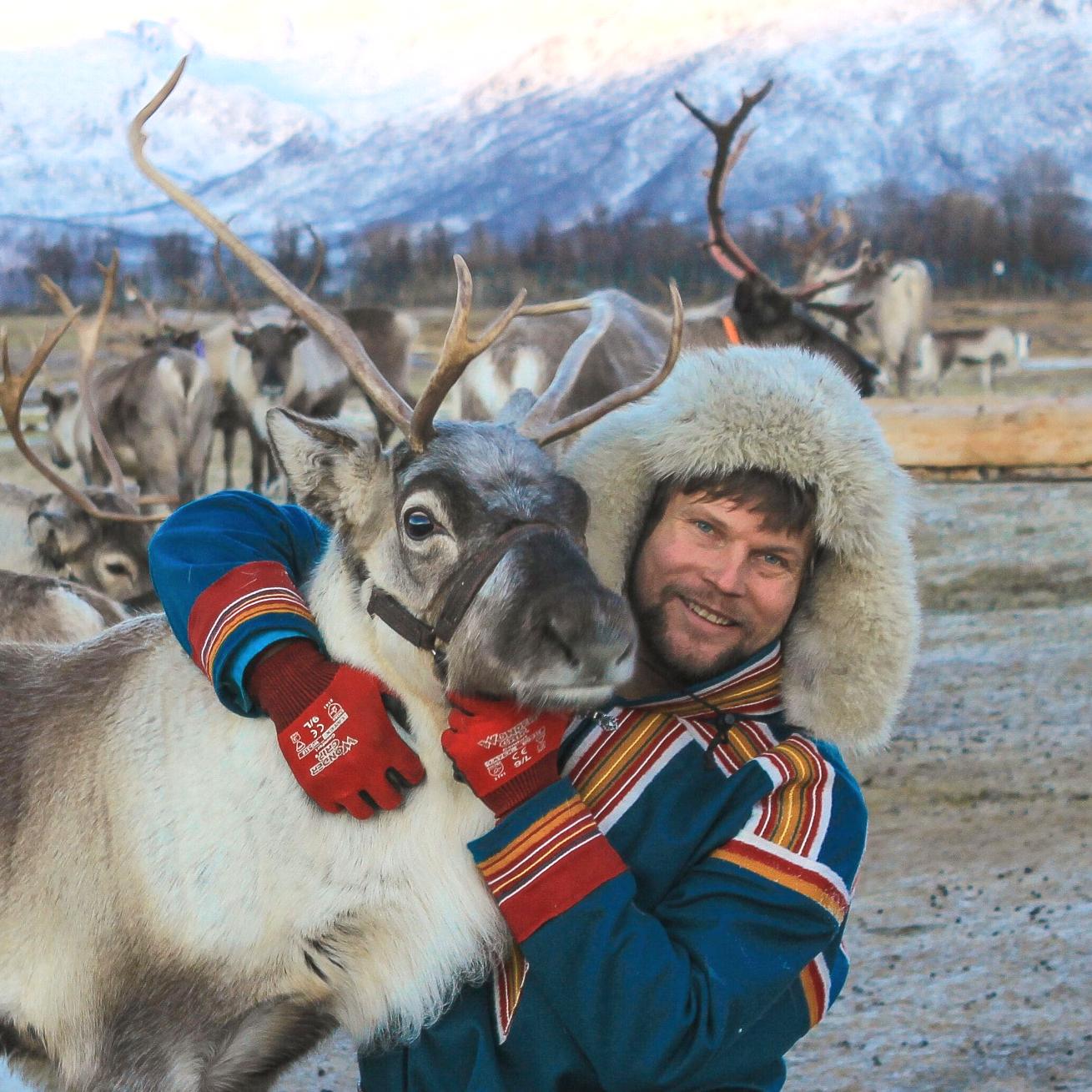Experiencia y alimentación con renos en el campamento Sami de Tromsø con Tromso Arctic Reindeer.