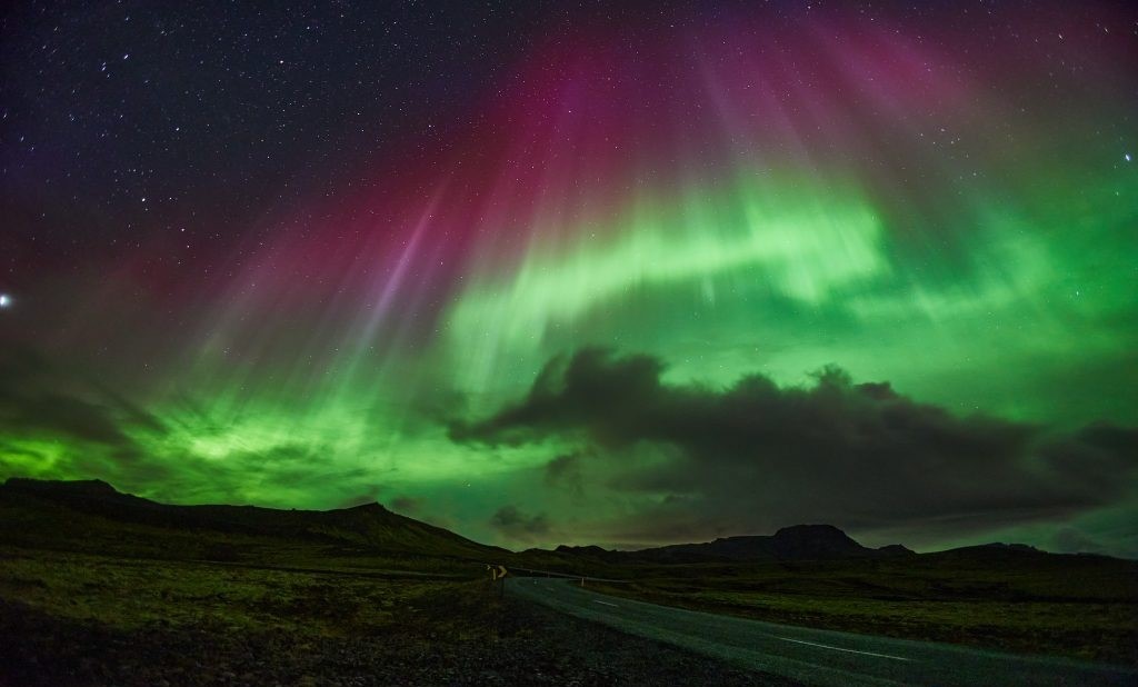 Tour en minibús para ver las Auroras Boreales con recogida y chocolate caliente con Iceland Everywhere Tours.