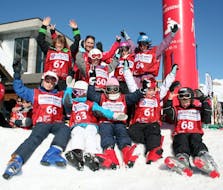 Un gruppo di bambini fa il tifo durante le lezioni di sci per bambini "Snowli Club" (4-6 anni) con Swiss Ski School Crans-Montana.