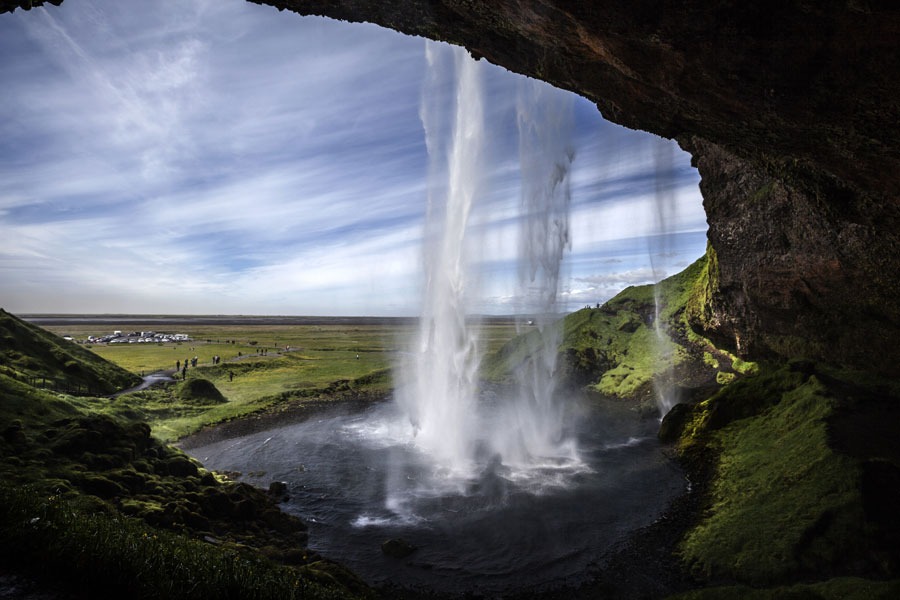 Tour en minibús por la costa sur de Islandia, Reynisfjara y la cascada Seljalandsfoss con Iceland Everywhere Tours.