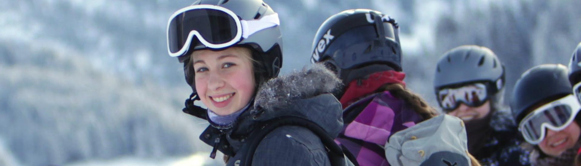 Een gelukkige tiener die in de camera lacht tijdens de skilessen voor tieners (13-15 jaar) op alle niveaus bij skischool Mittelberg.