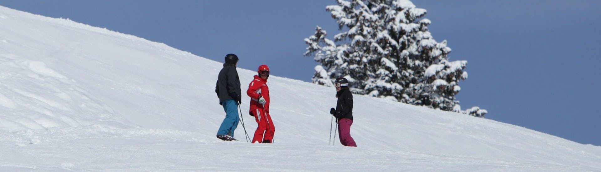 Leraren en skiërs op de piste tijdens de skilessen voor volwassenen voor beginners met skischool Mittelberg. 