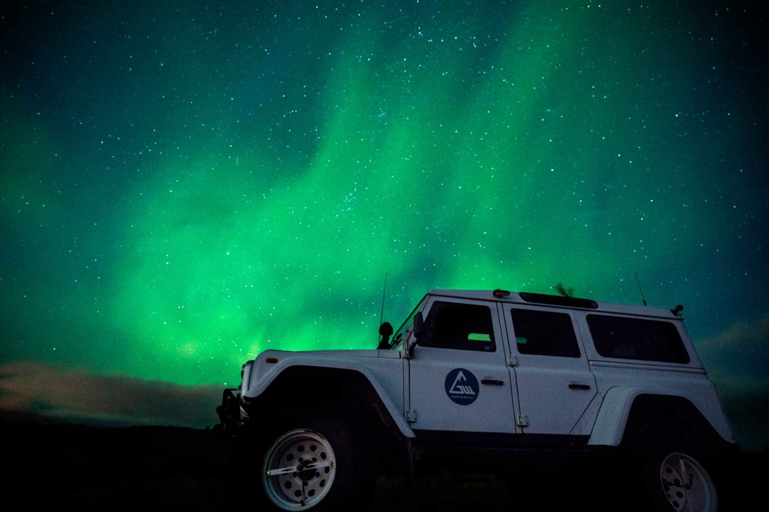 Tour privato in jeep con guida alla ricerca dell'Aurora Boreale con cioccolata calda e Brennivín con Glaciers and Waterfalls Iceland.