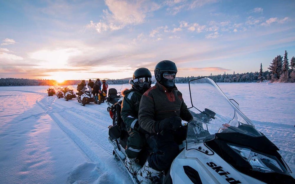 Ganztägige Schneemobil-Tour ab Kiruna entlang des Torne-Flusses mit Mittagessen an der Feuerstelle mit Kiruna Guidetur.