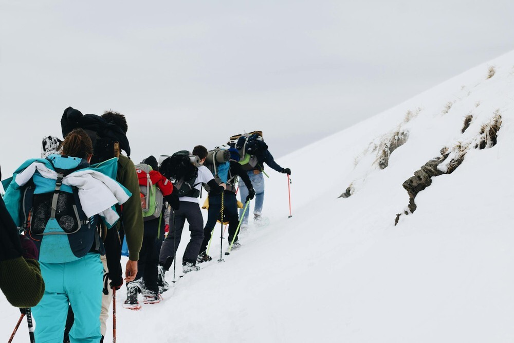 Schneeschuhwanderung ab Ivalo für Anfänger mit warmen Getränken und Snacks.