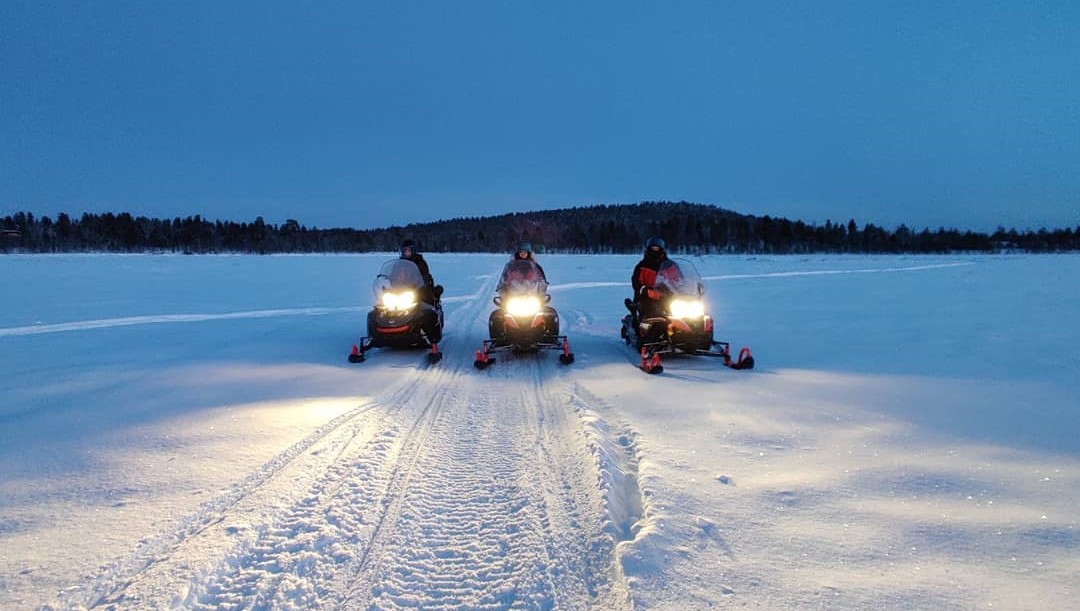 Randonnée nocturne en motoneige à Ivalo, Inari et Saariselkä avec Northern Lights Riders Ivalo.