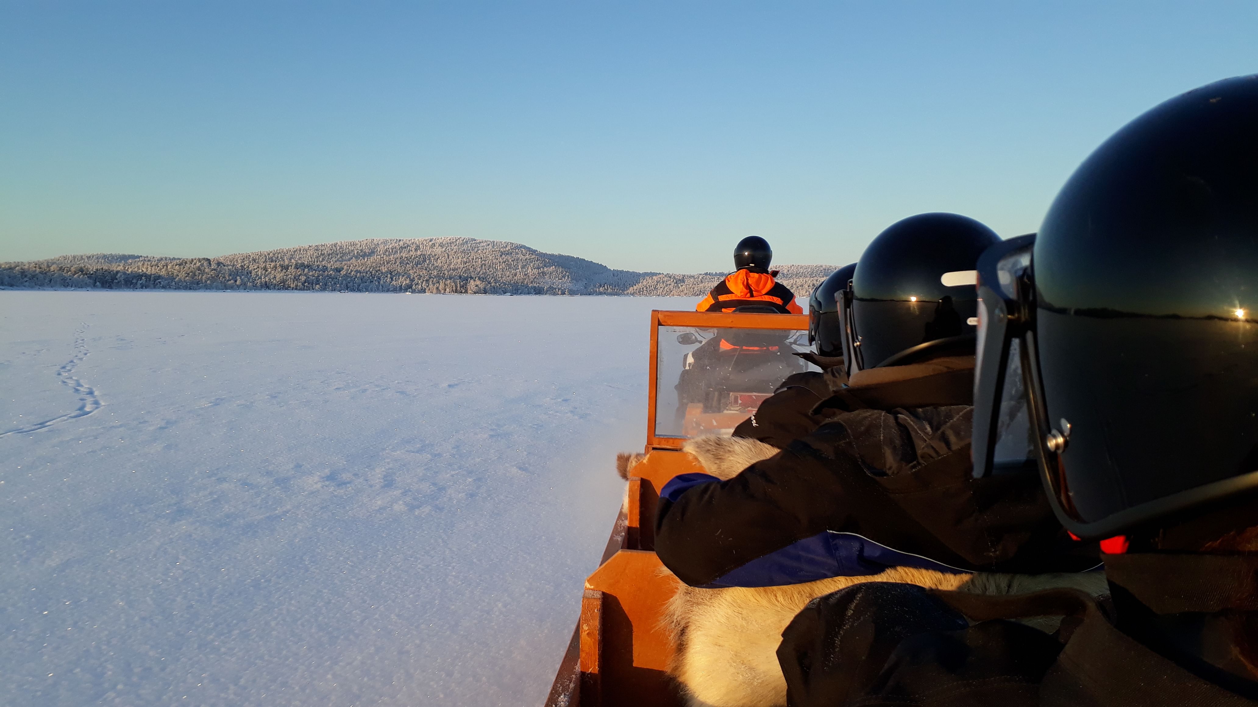 Excursion depuis Kakslauttenen avec Pêche sur glace & Nourrissage de rennes avec Ivalo Safaris.