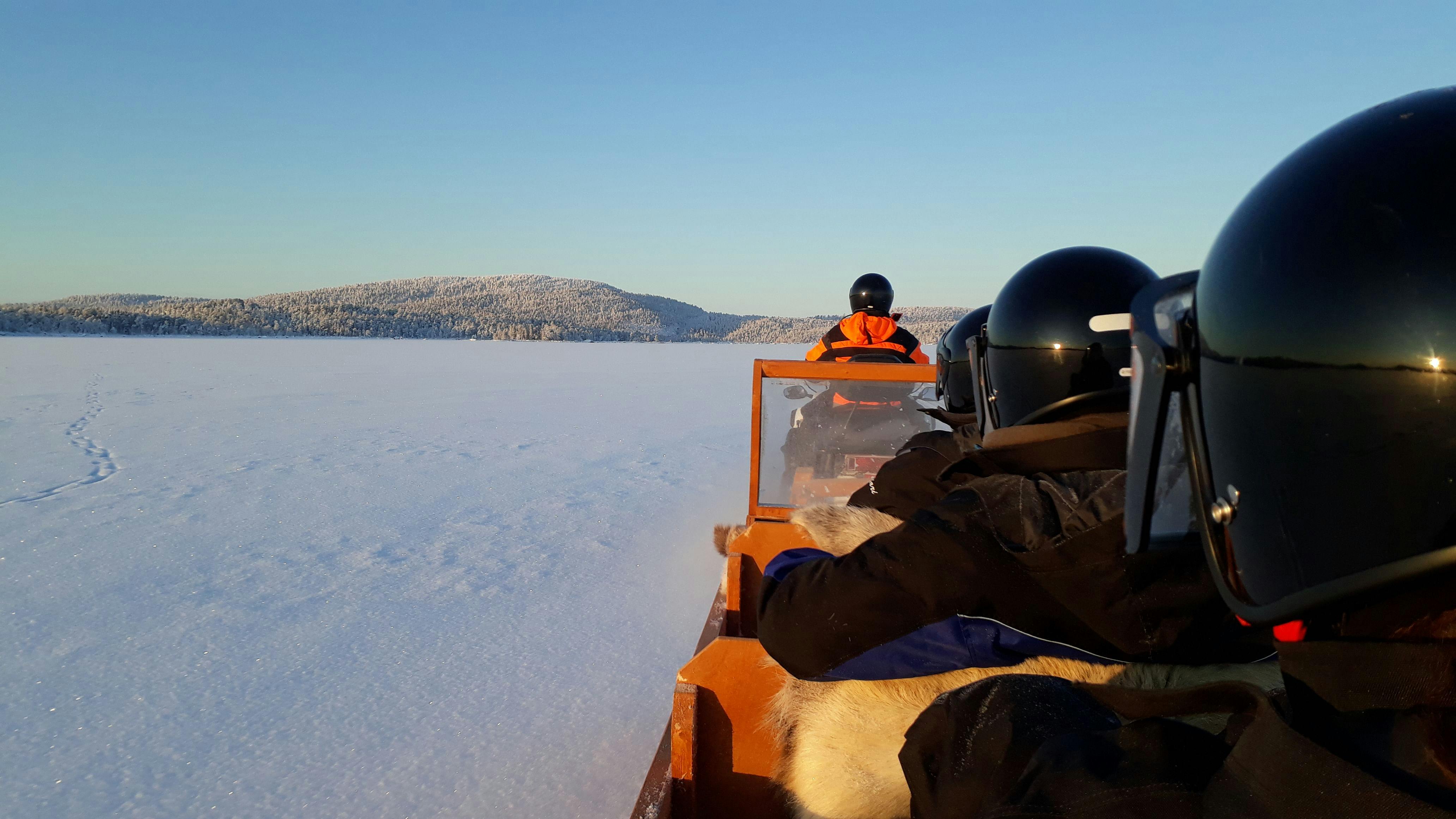 Excursion depuis Kakslauttenen avec Pêche sur glace & Nourrissage de rennes avec Ivalo Safaris.