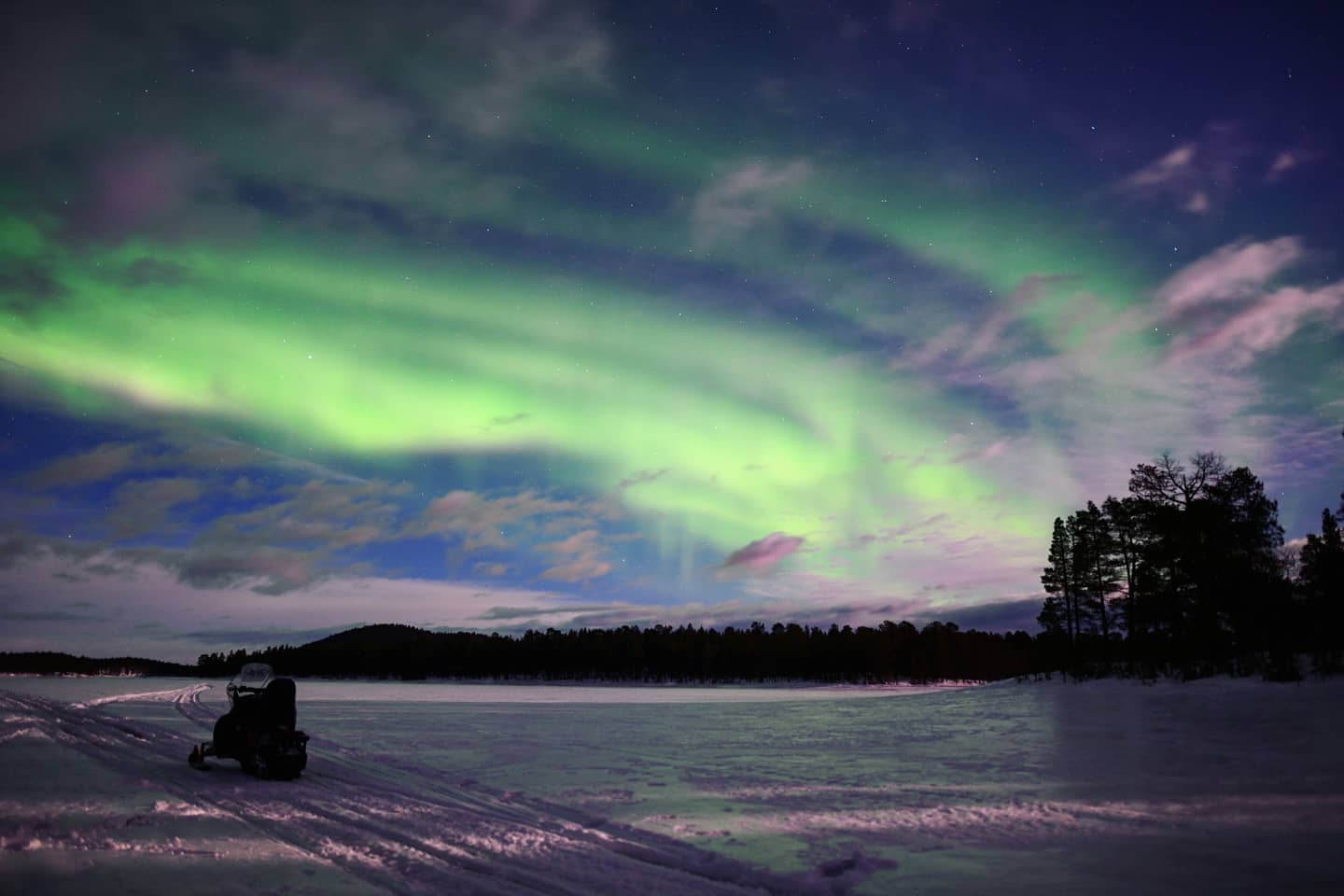 Minibus Northern Lights Tour in Ivalo, Inari & Saariselka with Snacks & Drinks.