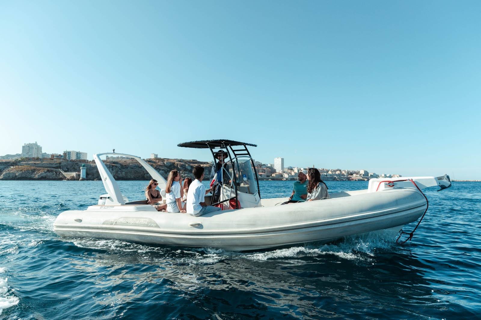 Paseo de medio día en lancha al archipiélago de Frioul desde Marsella con baño con Marseille Boat Tours.