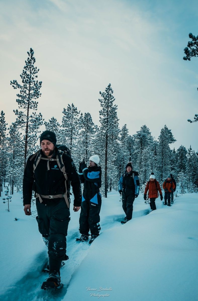 Ciaspolata a Ivalo con visita al lago ghiacciato ed esplorazione della Taiga con Primitif Aventure Ivalo.