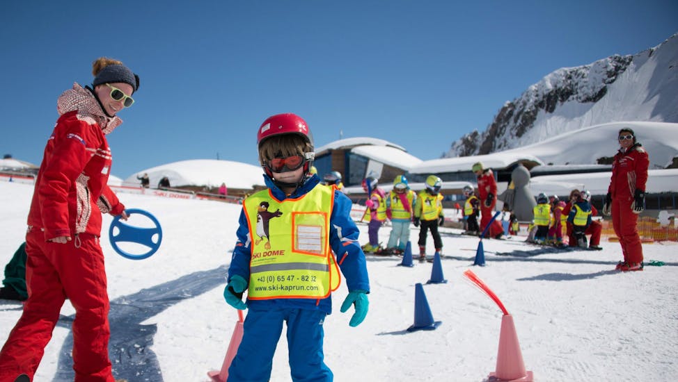 Un bambino che impara a sciare durante le lezioni di sci per bambini "BOBOs Kids Club" (4-15 anni) per principianti con lo Ski Dome Oberschneider Kaprun.