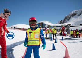 A child learning how to ski during Kids Ski Lessons "BOBOs Kids Club" (4-15 y.) for Beginners with Ski Dome Oberschneider Kaprun. 