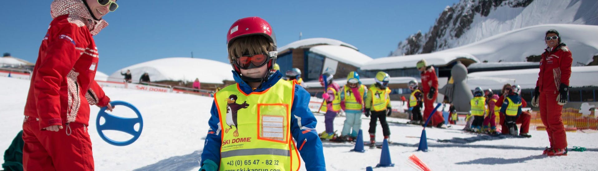 Un bambino che impara a sciare durante le lezioni di sci per bambini "BOBOs Kids Club" (4-15 anni) per principianti con lo Ski Dome Oberschneider Kaprun.