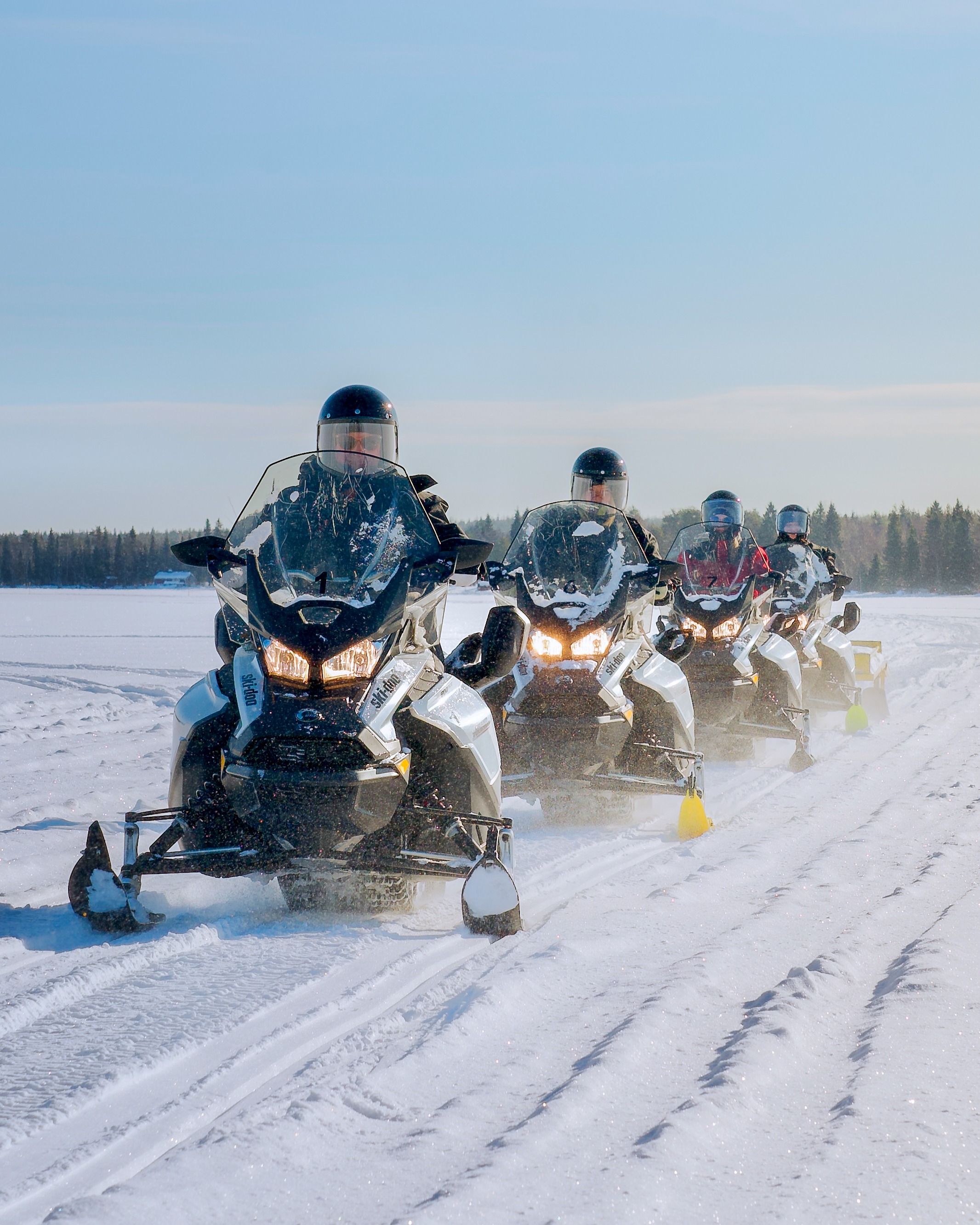 Schneemobil-Tour in Rovaniemi mit Nordlichtern, Snacks und Heißgetränken mit Stay Lapland.