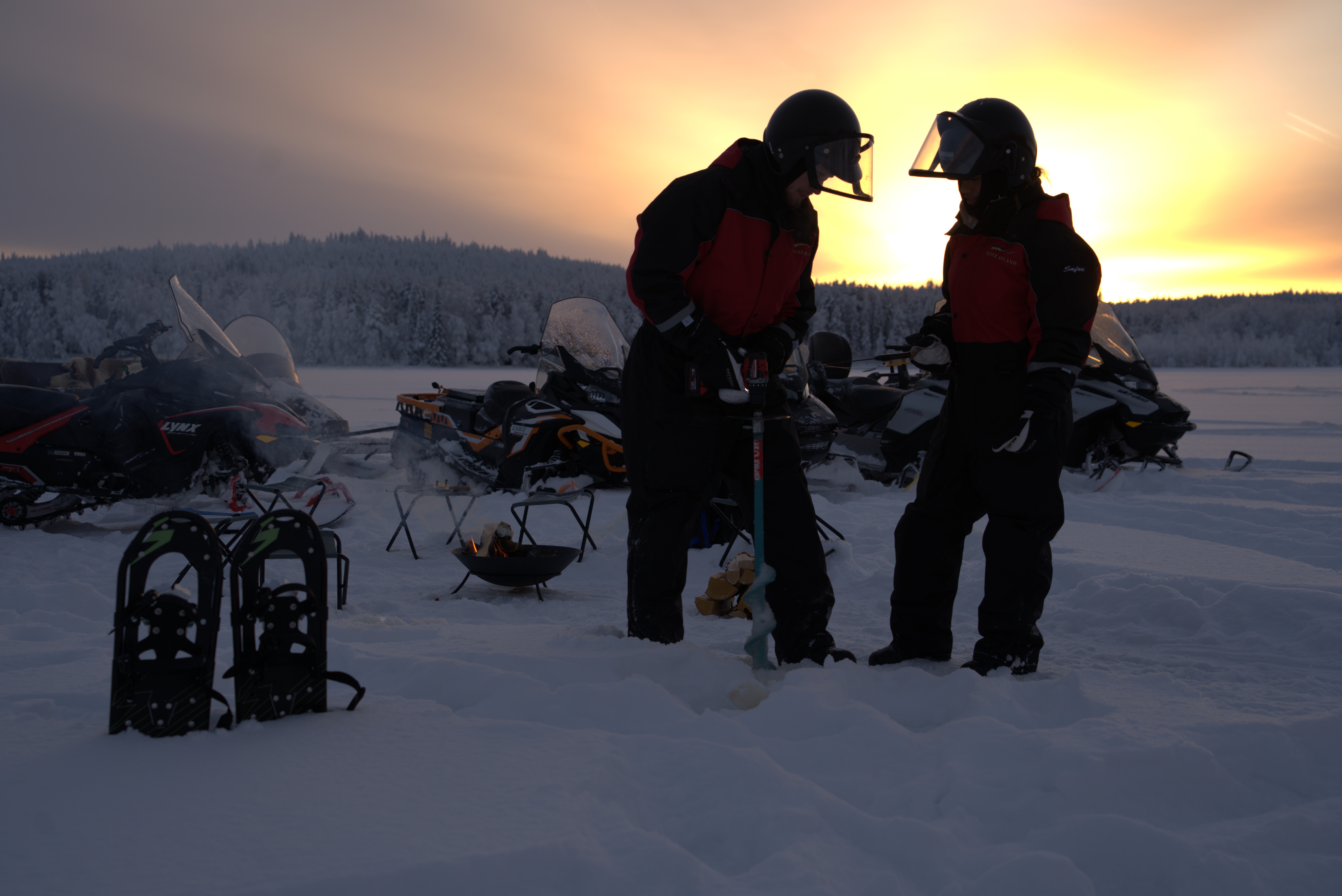 Tour in motoslitta a Rovaniemi con pesca sul ghiaccio.