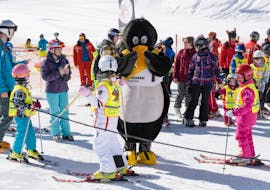 Bobo der Pinguin feuert die Kinder beim Kinder-Skikurs "BOBOs Kids Club" (4-15 J.) für Fortgeschrittene im Ski Dome Oberschneider in Kaprun an.