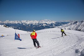 Uno sciatore segue il suo maestro durante le lezioni di sci per adulti per principianti presso lo Ski Dome Oberschneider a Kaprun.