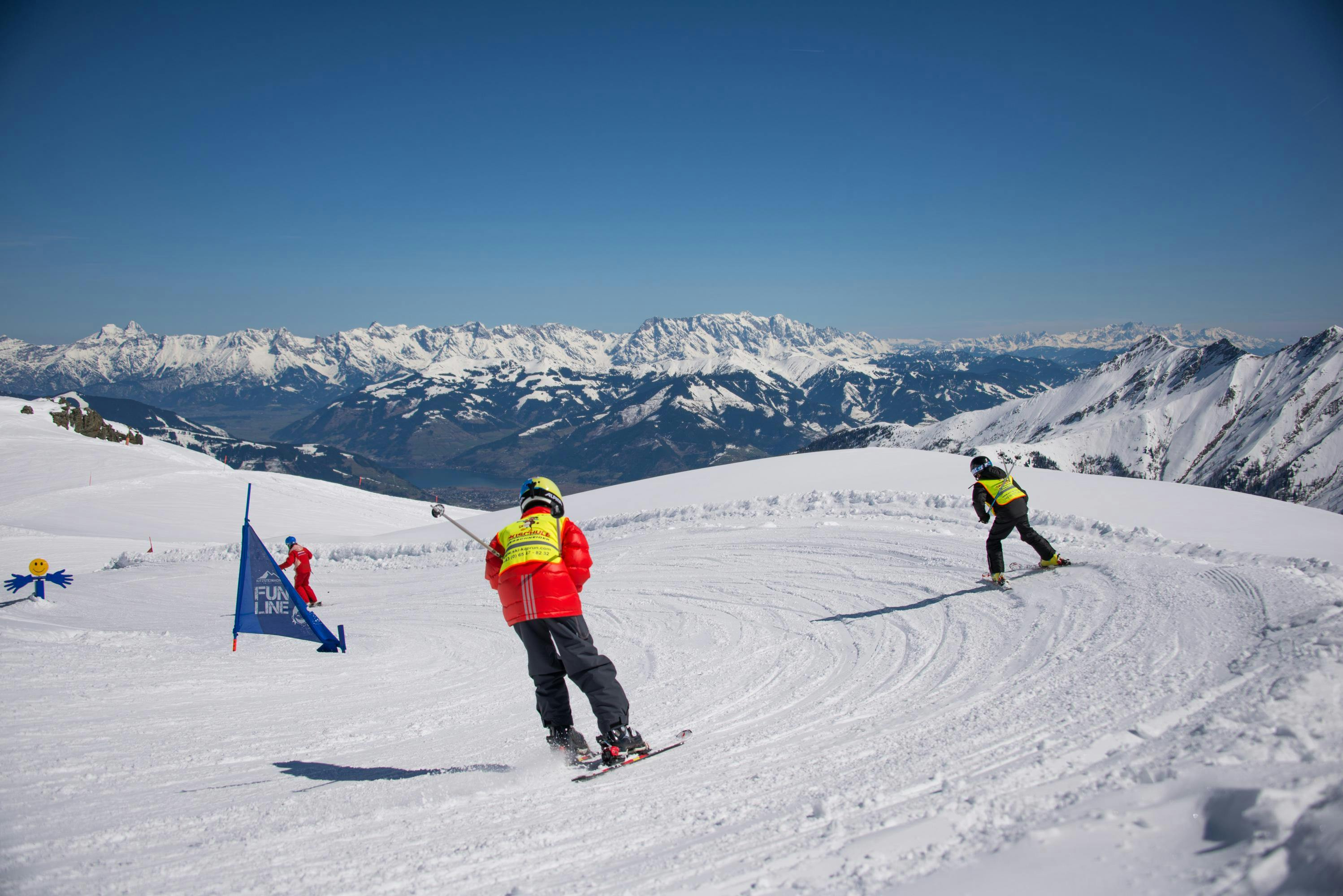 Skilessen voor volwassenen voor Beginners met Skischule Ski Dome Oberschneider Kaprun Een man volgt zijn leraar tijdens skilessen voor volwassenen voor beginners met Ski Dome Oberschneider in Kaprun.