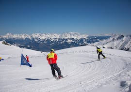 Een man volgt zijn leraar tijdens skilessen voor volwassenen voor beginners met Ski Dome Oberschneider in Kaprun. 