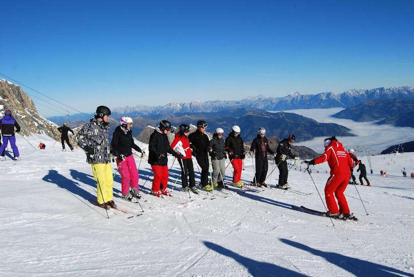 Een groep leert skiën tijdens de volwassen skilessen voor beginners bij Ski Dome Oberschneider in Kaprun.