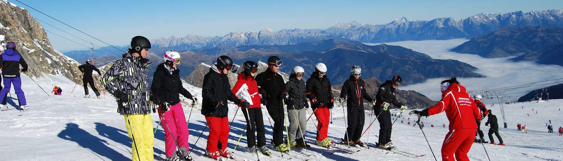 Een groep leert skiën tijdens de volwassen skilessen voor beginners bij Ski Dome Oberschneider in Kaprun.