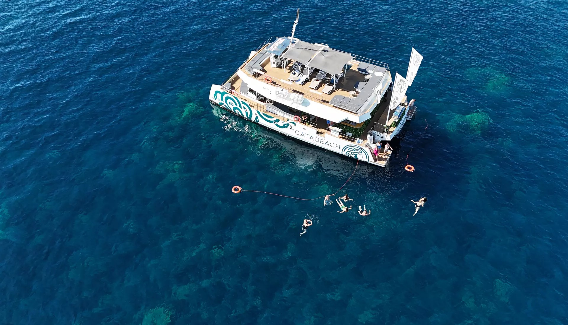 Paseo en barco de medio día por el golfo de Ajaccio con almuerzo con Catabeach Ajaccio.