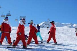 Eine Gruppe von Lehrern, die bereit ist, Snowboardkurse für Kinder (7-15 J.) für Anfänger beim Ski Dome Oberschneider in Kaprun zu unterrichten.