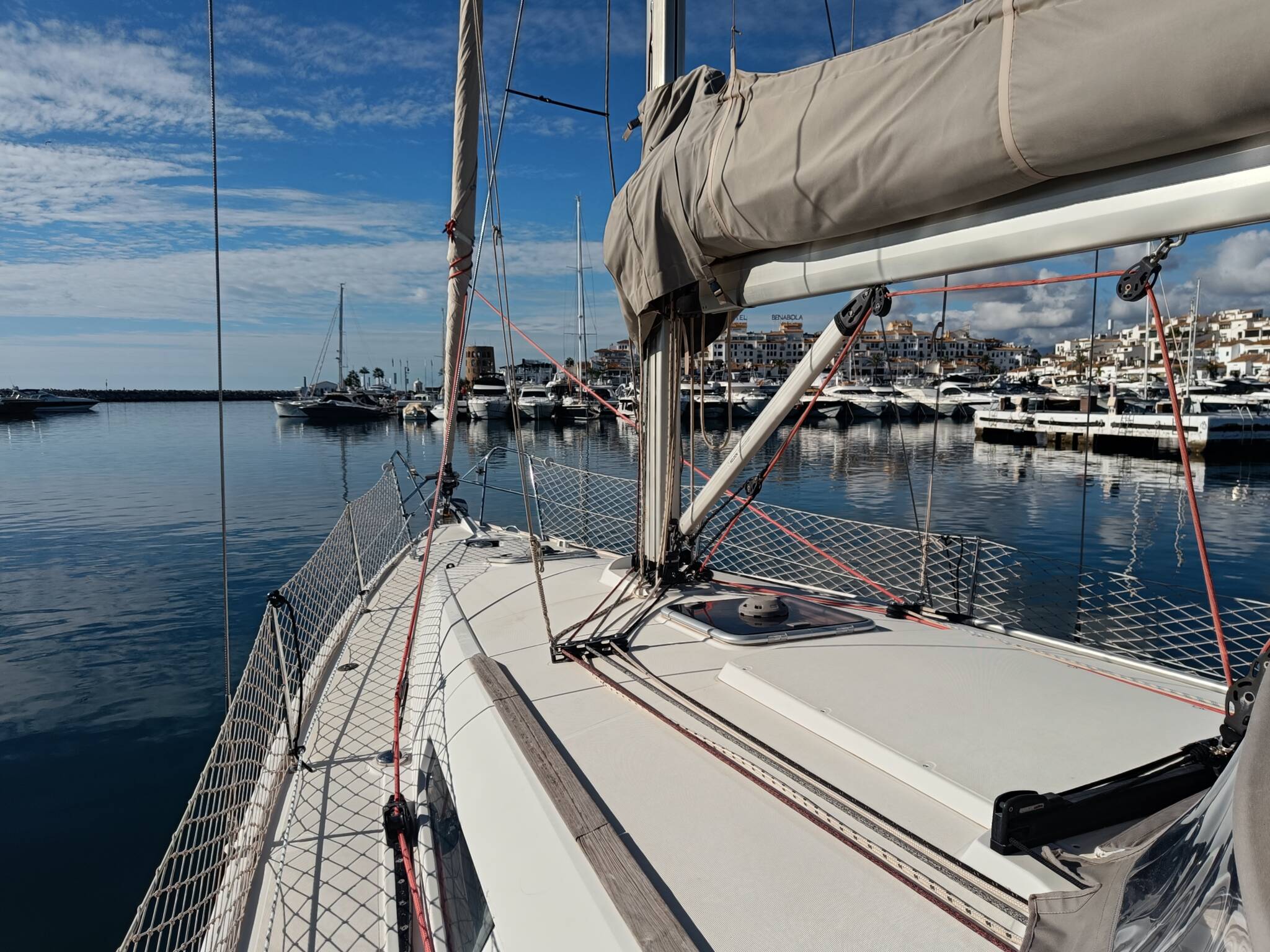 Private halbtägige Segelbootstour ab Puerto Banús mit SUP und Aperitifs mit Sail in Spain Marbella.