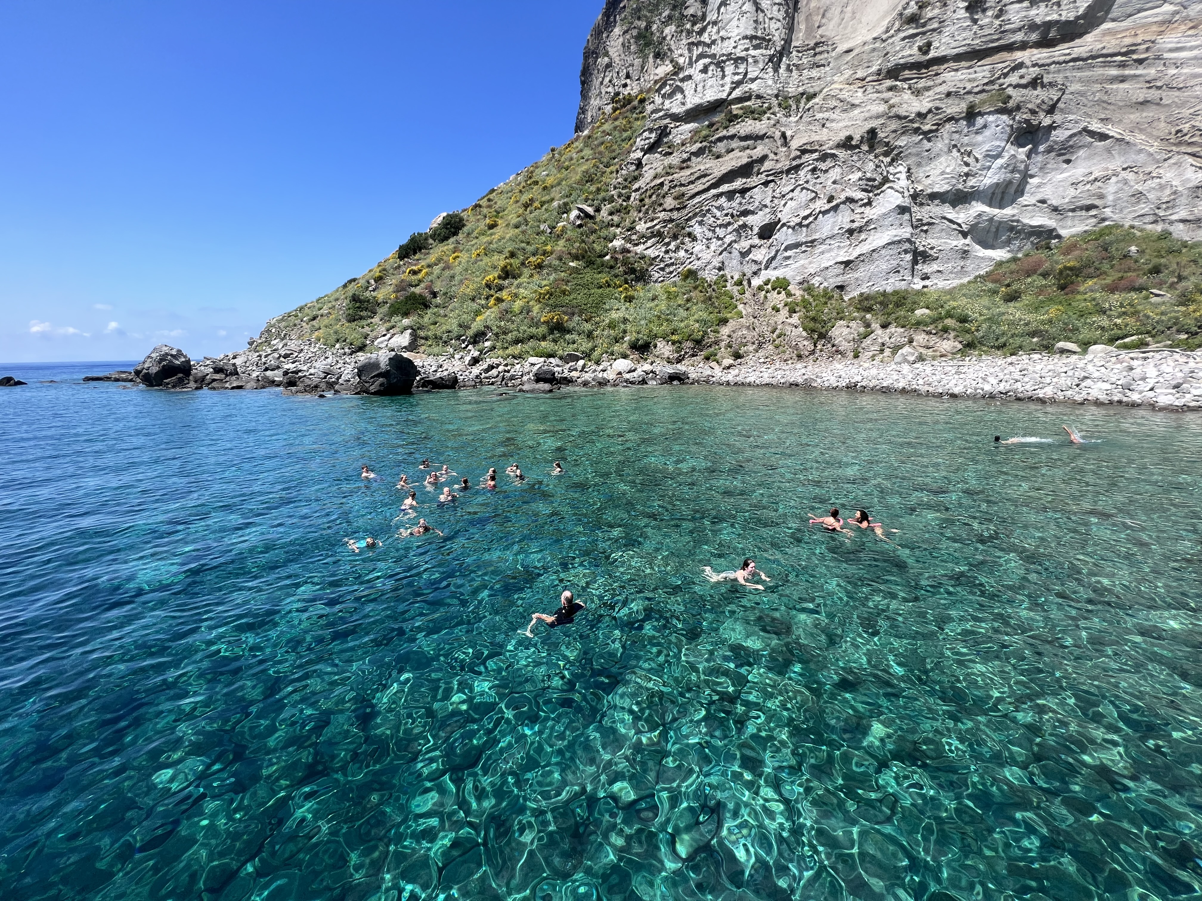 Ganztägige Bootstour zur Insel Ponza ab Anzio mit Fähre und Mittagessen mit Eco Art Travel Ponza.