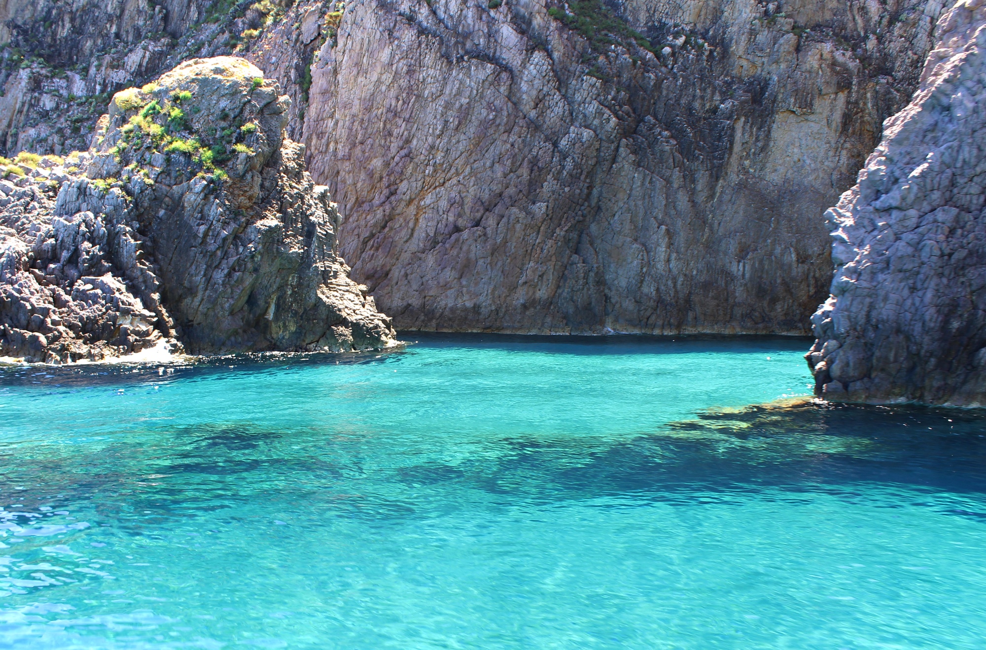 Boottocht rond het eiland Ponza met lunch en zwemstops.