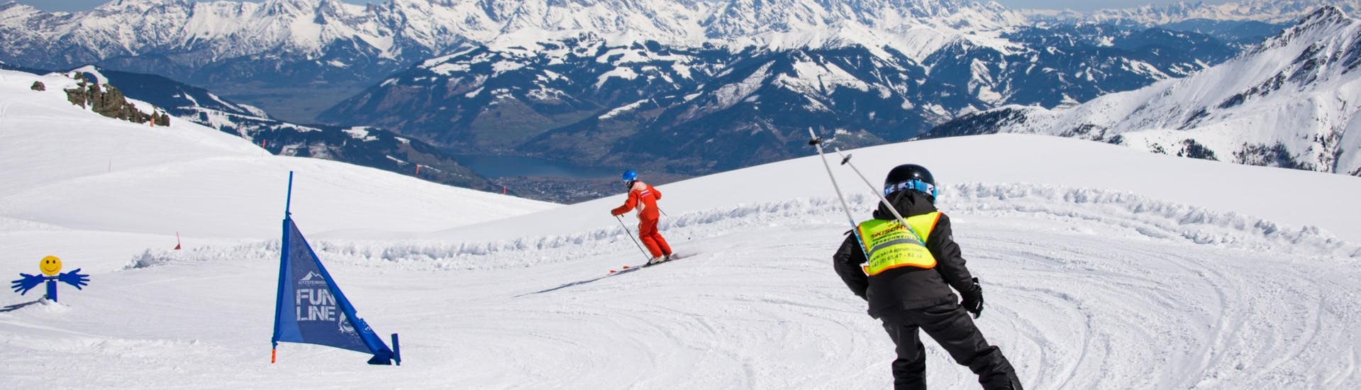 Een kind skiet achter zijn skileraar aan tijdens privé skilessen voor kinderen van alle niveaus bij Ski Dome Oberschneider in Kaprun.